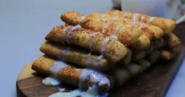 طريقة عمل فطائر مقلية بالقرفة.. اسعدى بيها أطفالك 