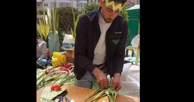 يباع مرة واحدة سنويا.. تضفير زعف النخيل استعدادا لاحتفالات أحد الزعف بالإسكندرية