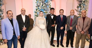محافظ المنوفية يشهد حفل زفاف عروسين أيتام ويهديهما دعما ماليا
