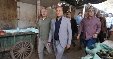 محافظ أسيوط يتابع تطوير سوق الحمراء ويوجه بزيادة الباكيات لاستيعاب الباعة الجائلين