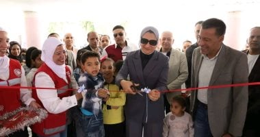 محافظ الوادى الجديد تفتتح معرض الهلال الأحمر احتفالا بيوم اليتيم العالمى
