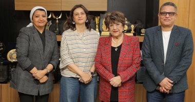 الإذاعية الكبيرة إيناس جوهر في جولة داخل صالة تحرير اليوم السابع