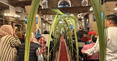 ليلة الهتاف بـ«أوصنا».. أحد الشعانين يزين قلب القاهرة التاريخية بسعف وتيجان.. كنائس حارة زويلة تحتفى بذكرى دخول المسيح أورشليم.. فرحة المسيحيين كبارا وصغارا تملأ الأرجاء.. والكنيسة تستعد لأسبوع الآلام بالسواد