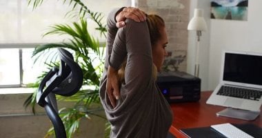 يوم الصحة العالمي.. 9 تمارين بسيطة تقدر تعملها على مكتبك لتجنب الإرهاق