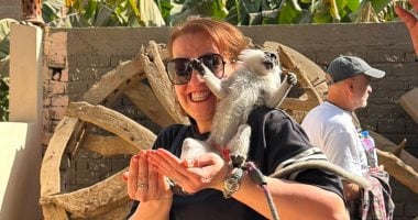 بهجة أجنبية مع القرود فى قلب جزيرة الموز