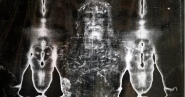 لغز كفن المسيح.. كيف وصل الحمض النووي للجزر والمرجان إلى قماش الدفن؟