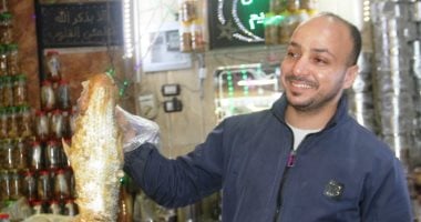 الفسيخ الأسوانى.. رواج الأسواق قبل شم النسيم.. "كلب البحر" يتصدر المشهد بطعم مختلف.. ورواج كبير وإقبال متزايد على الملوحة فى أسوان.. والحدائق والرحلات النيلية أبرز أماكن الاستمتاع بالأكلة التاريخية.. صور