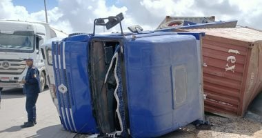 انقلاب سيارة نقل ثقيل بالطريق الصحراوى فى الإسكندرية دون إصابات
