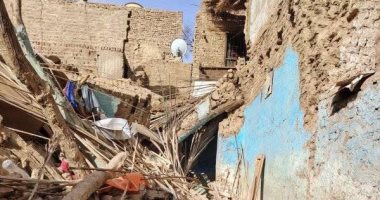 انهيار جزئى لمنزل بالطوب اللبن فى قرية زرنيخ بمدينة إسنا دون إصابات.. صور
