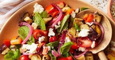 طريقة عمل سلطة الباذنجان بنكهة غنية ولمسة منزلية دافئة.. خطواتها سهلة 