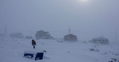 مغامرات على الجليد.. الحياة اليومية فى القطب الشمالي الكندي 