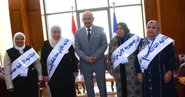 محافظ السويس يكرم الأمهات المثاليات بالمحافظة