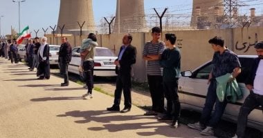 قبل انتهاء المهلة الأمريكية.. إيران تحشد شبابها بسلاسل بشرية حول محطات الكهرباء وفوق الجسور.. الموسيقار الإيراني علي قمصري يعتصم أمام محطة دماوند شرق طهران.. ويدعو الفنانين برفض تهديدات ترامب