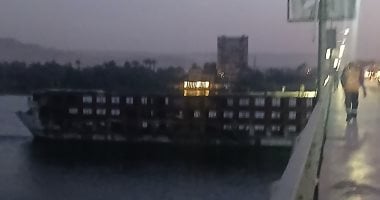 تحريك السفينة العالقة أسفل كوبرى دندرة فى قنا