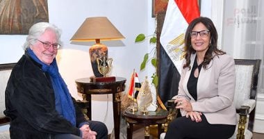 وزيرة الثقافة تجدد الثقة فى حسين فهمى رئيسا لمهرجان القاهرة السينمائى