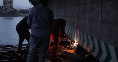 تفاصيل تسيير باخرة نيلية علقت فى الكمرة الرئيسية لكوبري دندرة.. صور