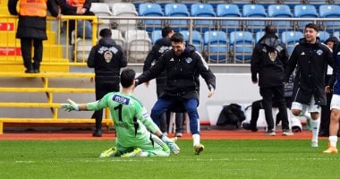 حارس مرمى يسجل هدفا من مسافة 75 مترا بالدوري التركي.. فيديو 