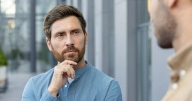 5 مهارات تجعلك شخصًا يصعب خداعه.. اتكلم أقل واسأل أكثر 