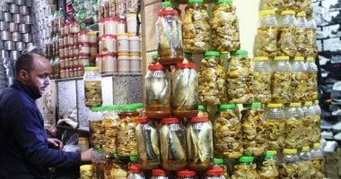 إقبال متزايد على الفسيخ الأسوانى.. أسواق أسوان تنتعش قبل شم النسيم