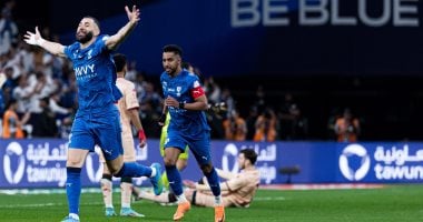 الهلال ضد الخلود.. بنزيما يوقع على هاتريك فى الشوط الأول "فيديو"