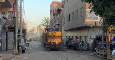 مشهد حقيقى فى ختام الموسم.. لحظة عبور قطار القصب بين المنازل بقنا (فيديو)