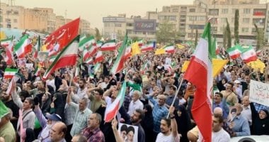 مواكب ومسيرات تجوب المدن الإيرانية احتفالاً بالنصر