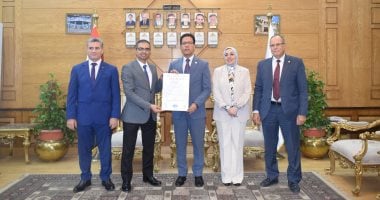 رئيس جامعة بنها يتسلم شهادات الأيزو لإدارة الجامعة وقطاع المدن الجامعية