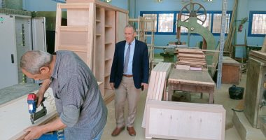 وكيل تعليم أسيوط يتفقد الثانوية الميكانيكية لمتابعة مبادرة تدوير الرواكد الخشبية