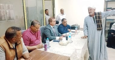 رئيس مدينة إسنا يبحث شكاوى المواطنين فى لقاء اليوم المفتوح بقرية أصفون.. صور