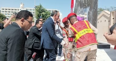 محافظ سوهاج ومدير الأمن يضعان إكليلا من الزهور على النصب التذكاري فى العيد القومي للمحافظة.. فيديو