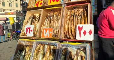 لو هتقضى شم النسيم فى إسكندرية لازم تروح العطارين.. هنا عمل اليونانيون فى مهن البقالة وصناعة الأسماك المملحة.. صناديق الرنجة وعلب الكافيار والسردين والسلمون تُزين الأرصفة.. والفسيخ سعره يبدأ من 250 جنيها.. صور