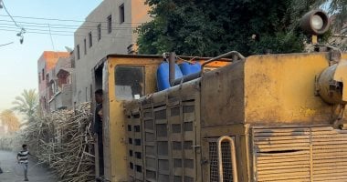 قطار القصب بين المنازل والحقول فى قوص بقنا.. يعود تاريخ إنشائه إلى نهاية القرن الـ19.. ينقل آلاف الأطنان إلى مصنع السكر فى قوص يوميا.. وأحد السائقين: نتعامل مع مواقف طارئة تحتاج لخبرة.. فيديو وصور