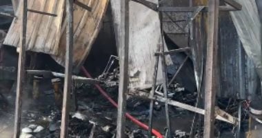 إخماد حريق اشتعل بمحل تجارى دون إصابات فى الوراق.. صور