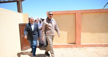 محافظ جنوب سيناء يوزع عقود المنازل البدوية على المستحقين بقرية وادى الطور