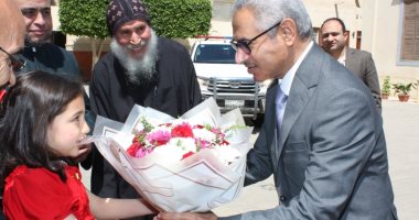 محافظ بنى سويف يزور الكنائس والأديرة ويقدم التهانى بعيد القيامة المجيد