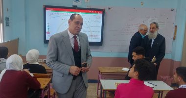 وكيل تعليم القليوبية يكرم مدير مدرسة ثانوية ويحيل مقصرين بأخرى ابتدائية للتحقيق