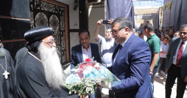 محافظ قنا التهنئة للأنبا تكلا مطران دشنا ويقدم هدايا للأطفال احتفالا بعيد القيامة