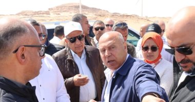 وزيرا النقل والكهرباء يبدآن جولة تفقدية لجبل الجلالة لبدء تنفيذ مشروع طاقة الرياح