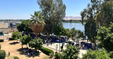 زحام كبير.. شم النسيم يجمع أهالى قنا على ضفاف النيل بالنادى الرياضى