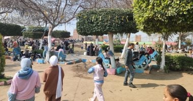 قناطر زفتى قبلة الأهالي لاحتفالات شم النسيم.. الألعاب والمراكب النيلية والتقاط الصور التذكارية أبرز العادات.. شلال مياه النيل يجذب الزوار والشباب.. الأهالي: نستمتع بأجواء الربيع علي ضفاف النيل.. صور