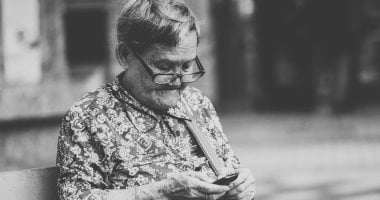 إدمان الموبايل فى سن الستين.. كيف يبتلع الموبايل وقتك بعد «المعاش» 