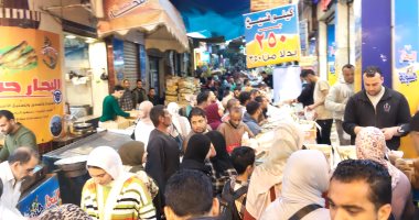 توافد المواطنين على سوق الفسيخ بدمنهور أقدم الأسواق للاحتفال بشم النسيم.. فيديو