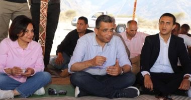 محافظ البحر الأحمر يوجه بتركيب خزان مياه ومراجعة البيوت الخشبية.. صور