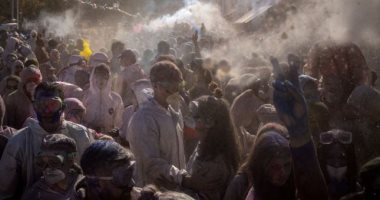 حرب الطحين.. كرنفال التراشق بالدقيق فى اليونان 