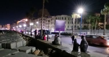 المواطنون يستمتعون بأجواء شم النسيم على كورنيش الإسكندرية.. فيديو