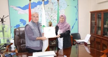 رئيس مياه الفيوم يكرم الأم المثالية بالشركة