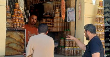 شم النسيم.. إقبال على شراء الفسيخ فى أسوان.. فيديو