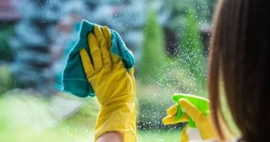 6 حيل سهلة لتنظيف المرايات ومنحها لمعانًا مثاليًا دون آثار أو خطوط
