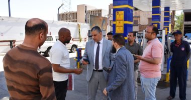 نائب محافظ أسوان يتابع انتظام صرف المواد البترولية بمحطات الوقود