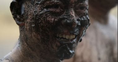 كرنفال الطين.. طقوس مصارعة الحصاد اليابانية عمرها 200 عام